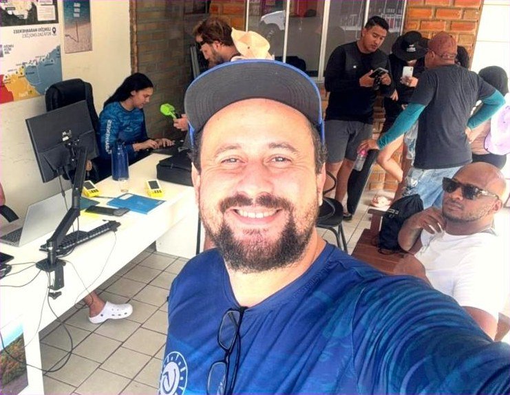 Valter e a equipe da TLM no escritório, organizando as saídas do dia