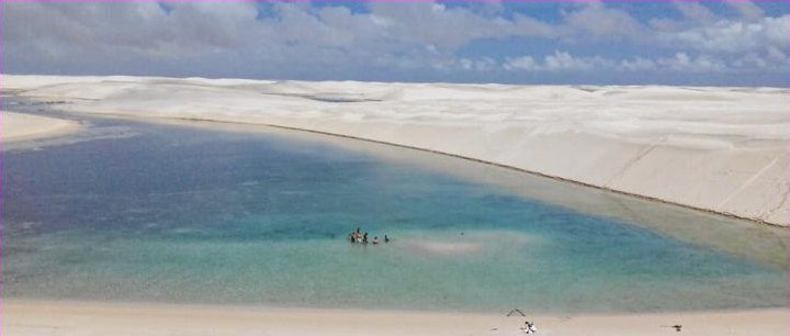Lagoa de água azul no circuito Duas Lagoas, nos Lençóis Maranhenses