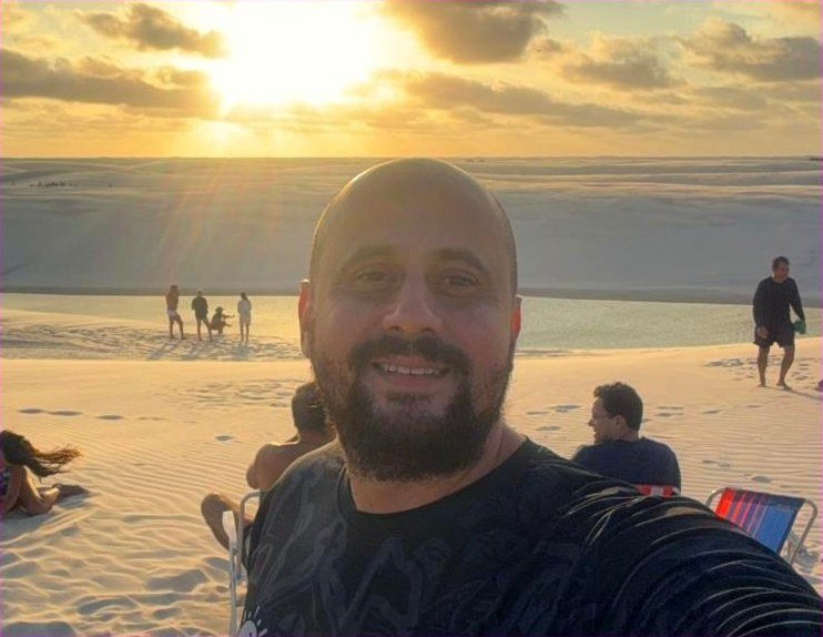 Valter com clientes assistindo ao pôr do sol nas dunas dos Lençóis Maranhenses